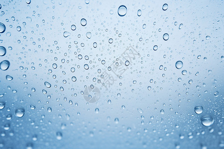 窗户上的雨水雨滴图片