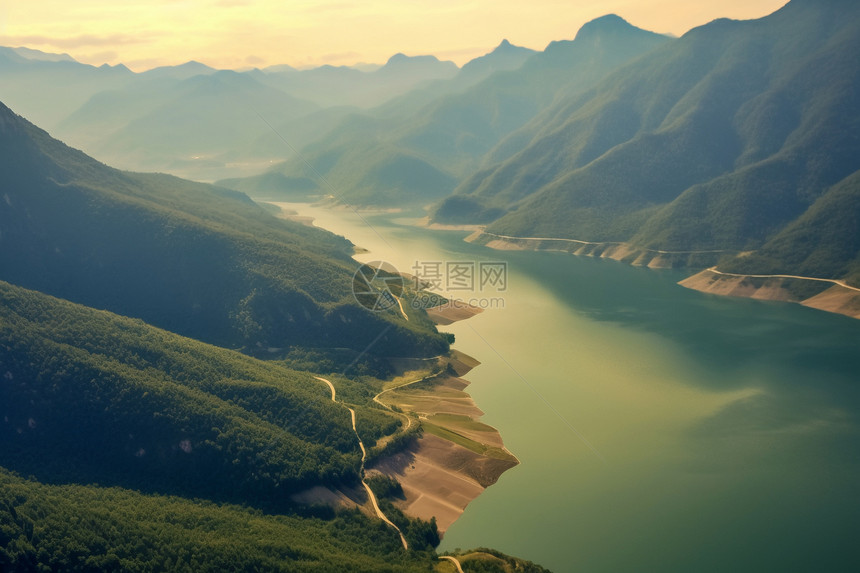 山脉中的湖泊风景图片