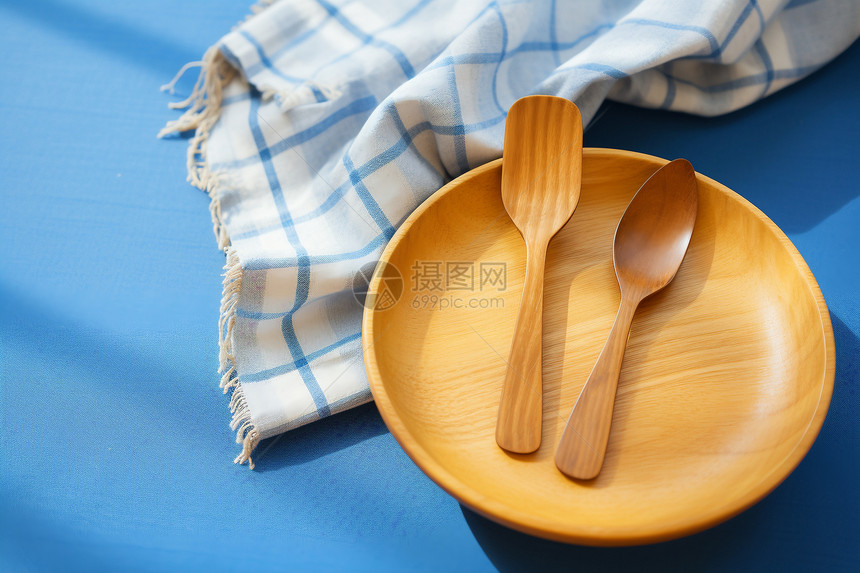 桌子上的木质餐具图片