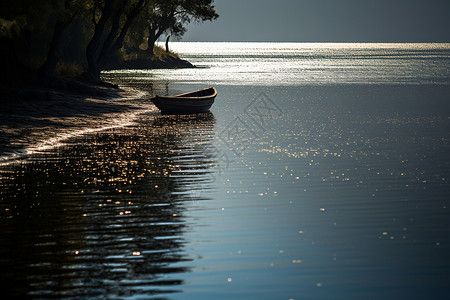 夜幕下的湖畔小舟图片
