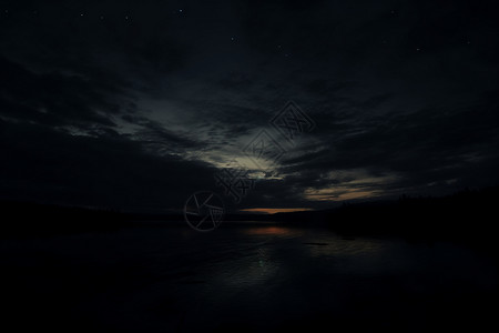 夜晚的湖畔图片