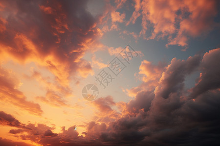 天空中夕阳的余晖背景图片