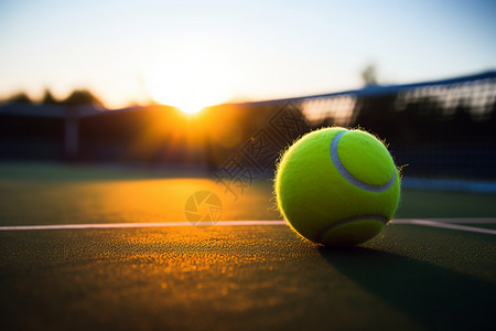 网球场上的黄色网球高清图片