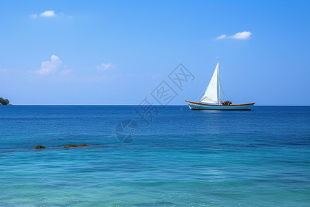 蔚蓝海面上的小型帆船背景