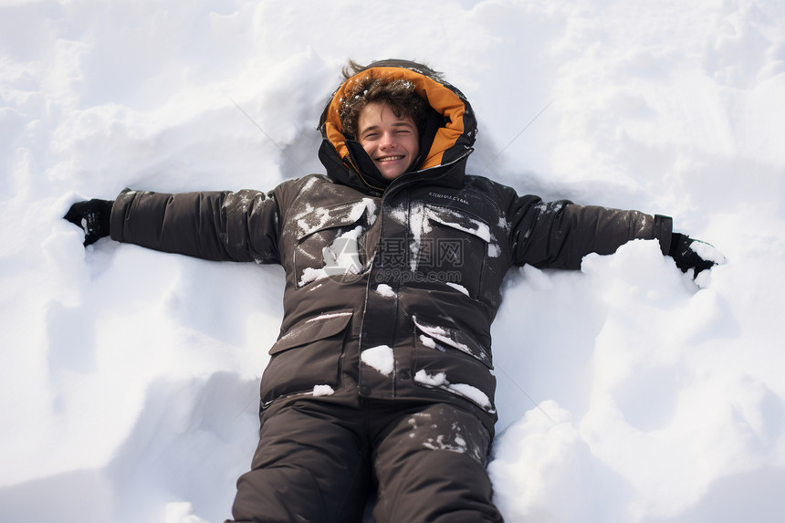 雪地里玩耍的男孩图片