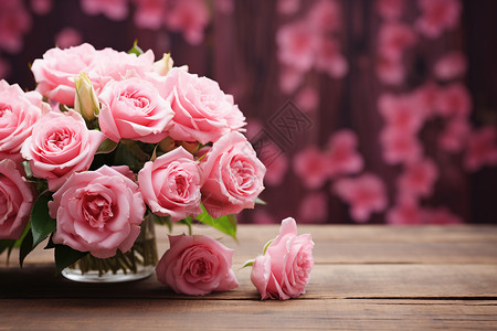 木桌上的玫瑰花束背景图片