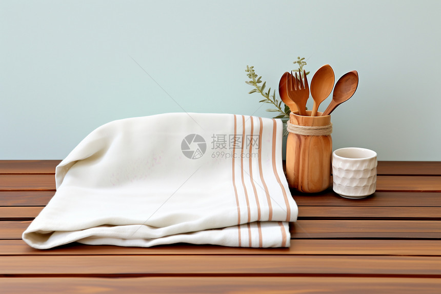 木质桌子上的棉质毛巾图片