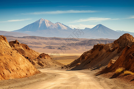 沙漠中的一座山峰图片