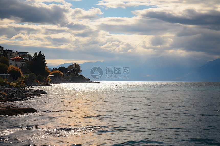 夏季日出时海洋的美丽景观图片