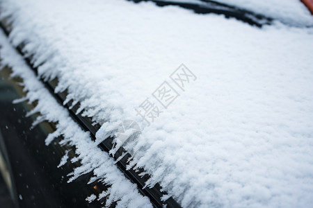 大雪后车顶覆盖的积雪高清图片