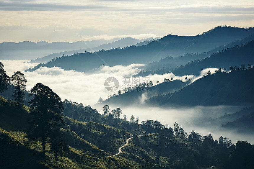 迷雾山间的美丽风景图片