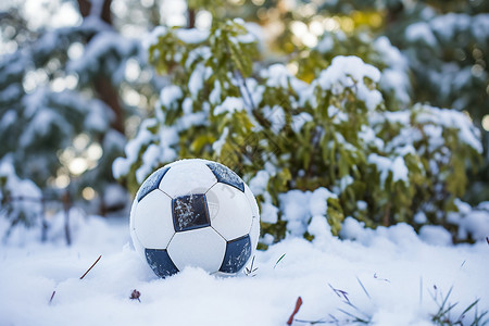 雪地上的足球高清图片