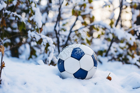户外雪地上的足球高清图片