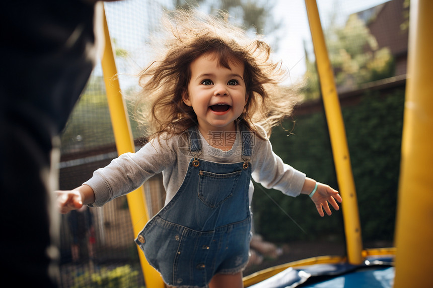 公园中开心玩耍的小女孩图片