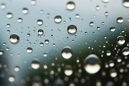 玻璃上滚落的雨滴图片