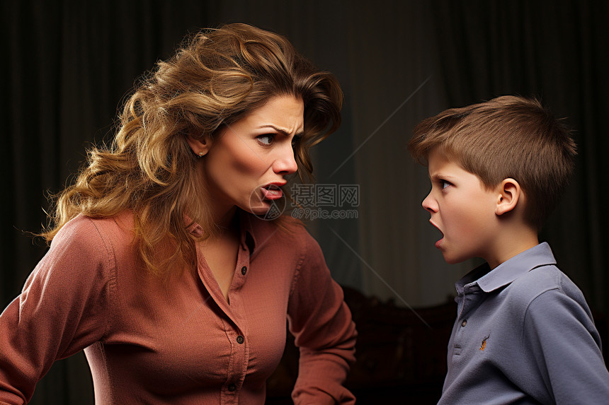 生气争吵的母子图片