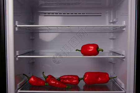 红辣椒家用电器冰箱中冷藏的辣椒食材背景