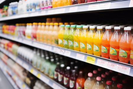 色彩斑斓的超市饮品货架图片