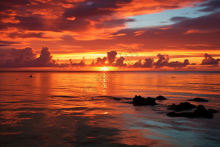 夕阳余晖中海岸图片