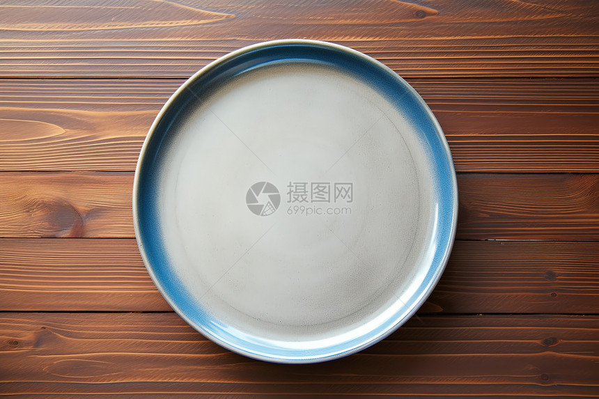 木制餐桌上的盘子图片