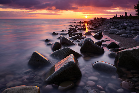 夕阳下的海边礁石图片