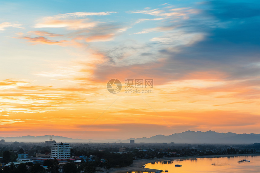 城市上空炫丽的夕阳景观图片