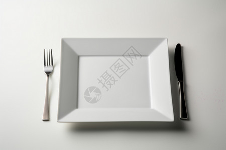 餐桌上白色的陶瓷餐盘图片