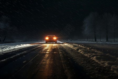 冬季夜晚路上的汽车图片