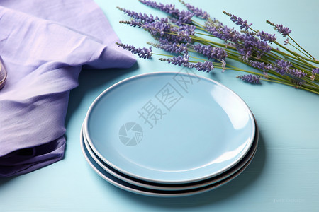 桌上的盘子和植物背景图片