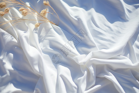 阳光下洗晒的白色床单背景图片