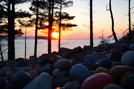 日落时岸边的鹅卵石图片