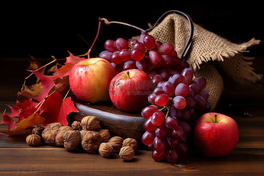 成熟的葡萄和苹果图片