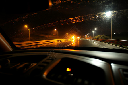 夜晚驾车明亮的灯光划过天际背景图片
