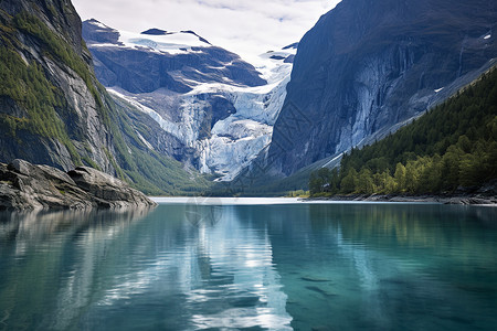 森林的冰川河流图片