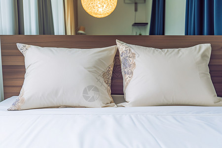 酒店床上舒适的靠枕图片