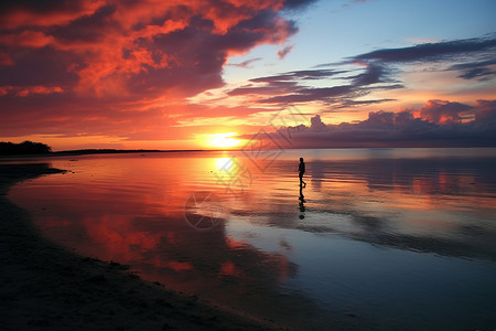 夕阳余晖下的美丽沙滩图片