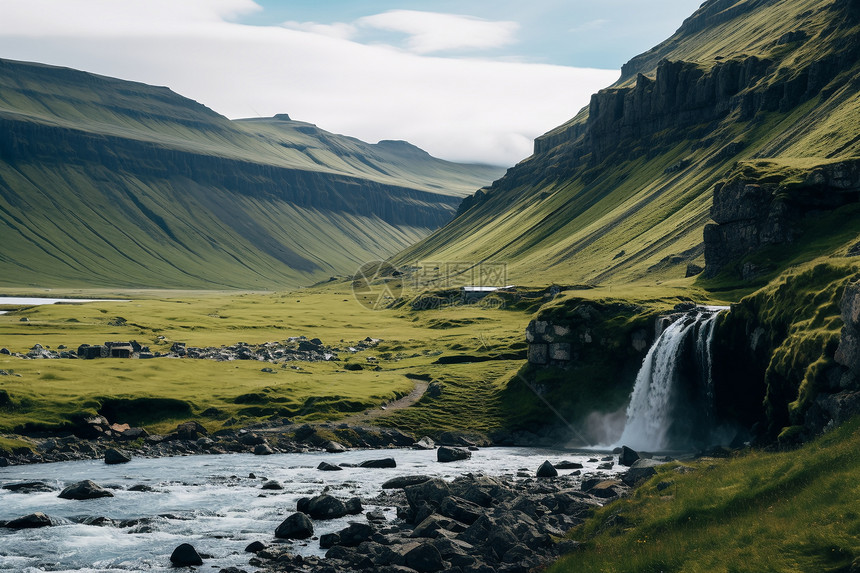 冰岛北部山谷中的瀑布自然之美图片