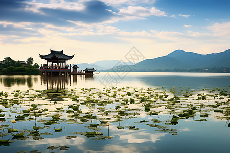 小湖中湖岸景色优美的湖中凉亭背景