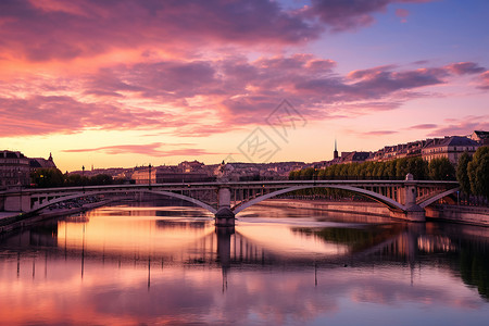 古典城市河流上的日落倒影图片