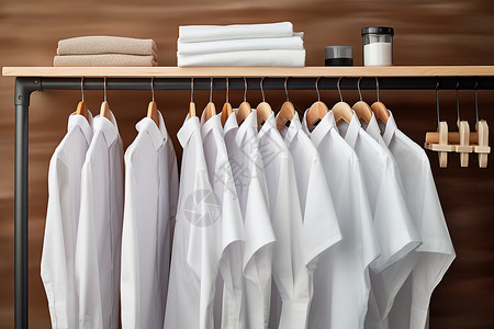 衣柜中整齐的白色衣物图片