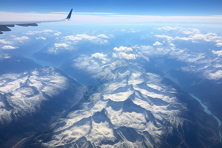 俯瞰飞机壮观的雪山山脉景观设计图片