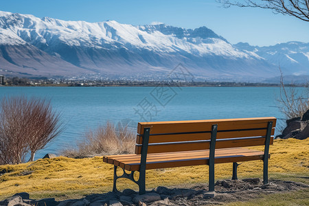 湖畔旁的休息长椅背景图片