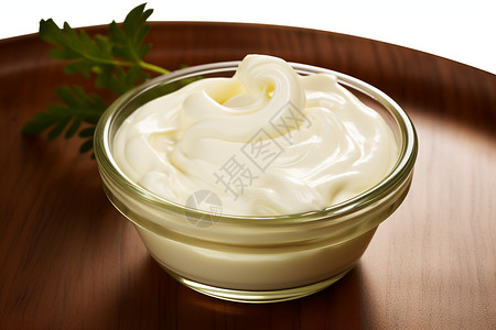 木盘中美味丝滑的奶油图片