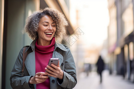 城市街头使用手机的中年女子图片