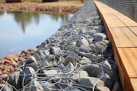 水畔的石块河水金属网高清图片