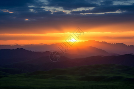 夕阳下的群山背景图片