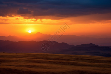 夕阳时的群山风景图片