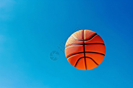 天空中的棕色篮球背景图片
