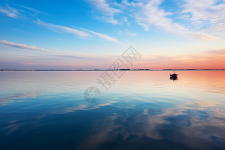 平静湖面上的小船背景图片