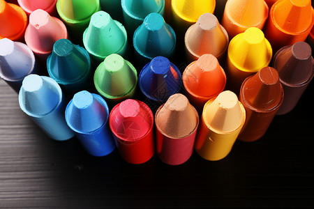 粉笔工具彩色的蜡笔背景